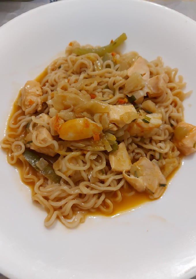 Una foto de Wok de gambas y salmón