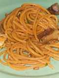 Spaghetti de ajo y guindilla con rovellones y langostinos