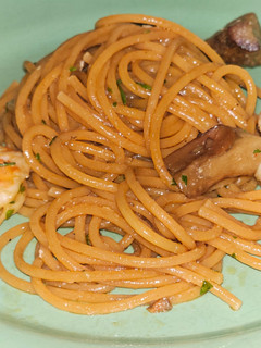Una foto de Spaghetti de ajo y guindilla con rovellones y langostinos