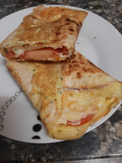 Una foto de Tortilla francesa y tortita de maíz