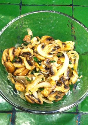 Una foto de Champignons con epazote