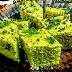 A picture of Spinach Khaman in microwave.