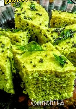 A picture of Spinach Khaman in microwave.