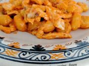 Una foto de gnocchi con pollo y champiñones