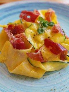 Una foto de Pasta y calabacín en salsa cremosa de parmesano con jamón