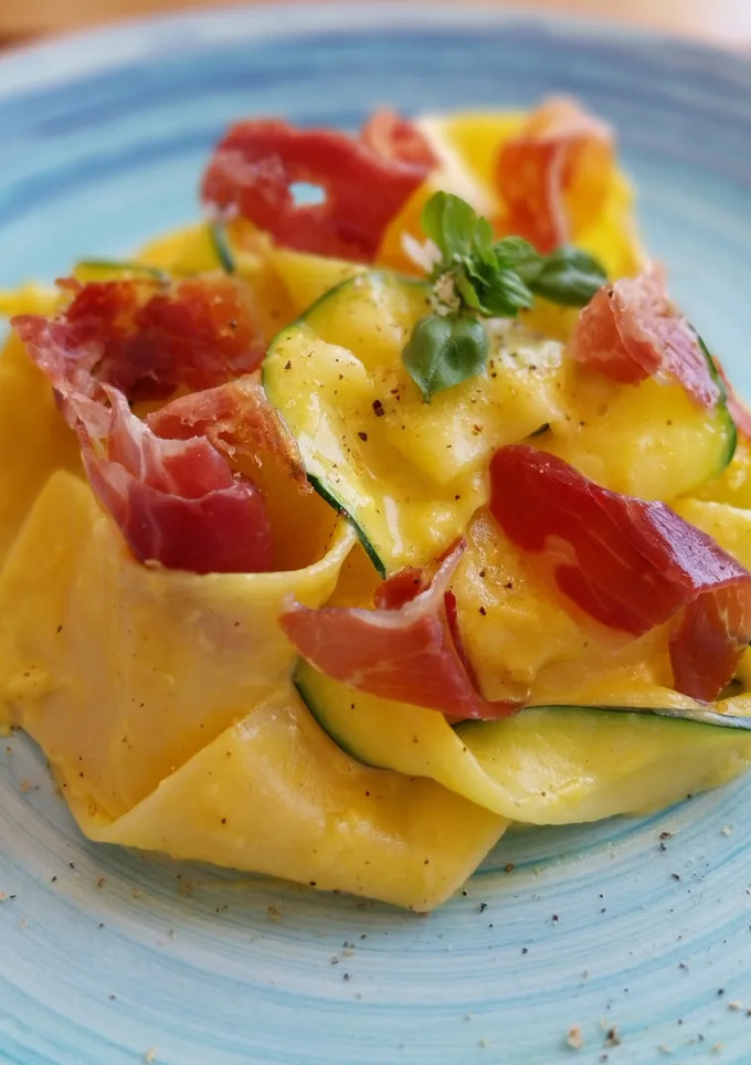 Una foto de Pasta y calabacín en salsa cremosa de parmesano con jamón