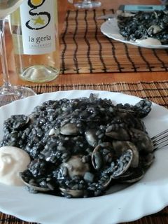 Una foto de Risotto de arroz negro con alioli casero
