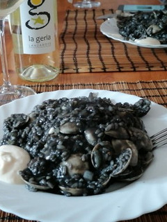 Una foto de Risotto de arroz negro con alioli casero