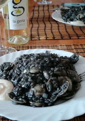Una foto de Risotto de arroz negro con alioli casero