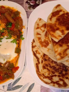 صورة لوصفة عجة مرقاز (نوع من السجق) تونسية بخبز سوري محشي بالجبن