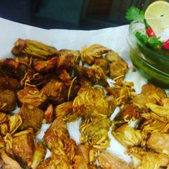 A picture of Jack fruit pakoda with coriander chutney.