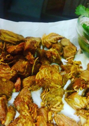 A picture of Jack fruit pakoda with coriander chutney.