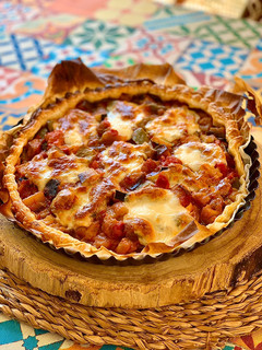 Una foto de Hojaldre con muchas verduras y mozzarella fresca