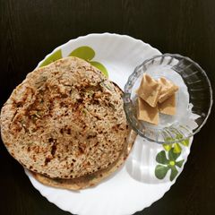 A picture of Sev ke parantha.