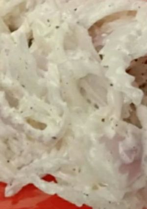 A picture of Cream onion salad.