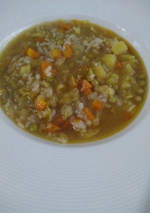 Una foto de Sopa de arroz con verduras