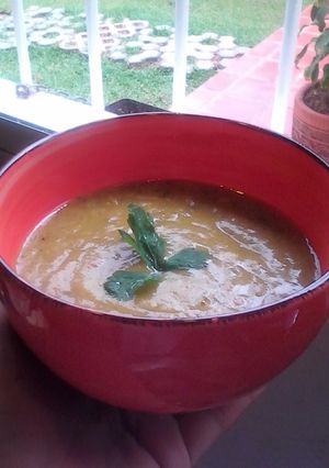 Una foto de Crema de vegetales con pollo y curcuma