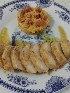 Una foto de Pechuga de pollo en salsa de canela con patatas revolconas