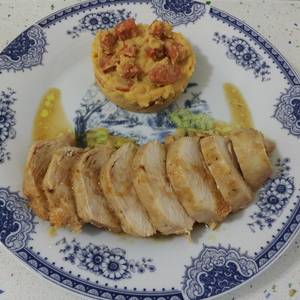 Pechuga de pollo en salsa de canela con patatas revolconas