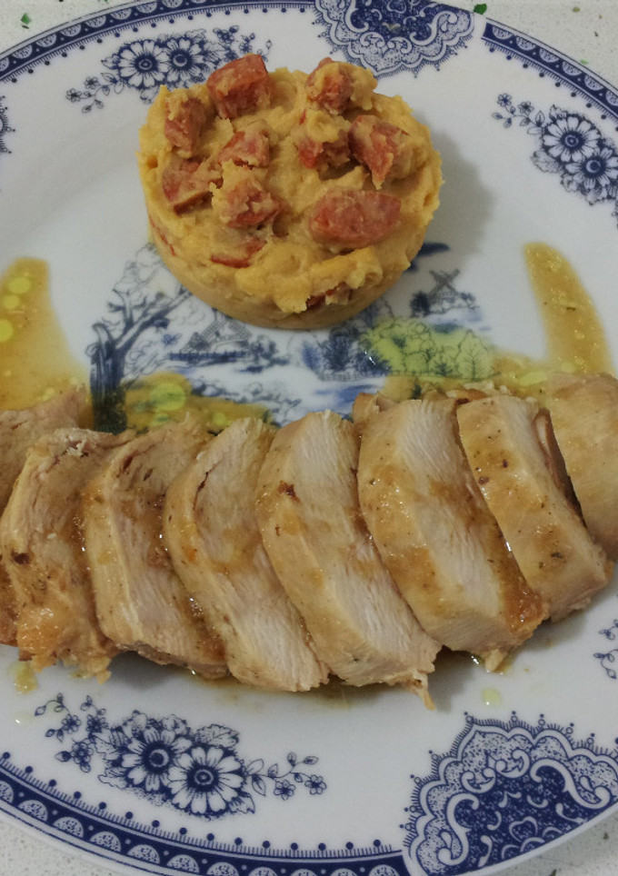 Una foto de Pechuga de pollo en salsa de canela con patatas revolconas