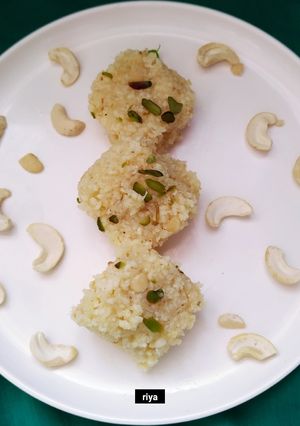काजू और पनीर की बर्फी (Kaju aur Paneer ki barfi recipe in Hindi) रेसिपी मुख्य फोटो