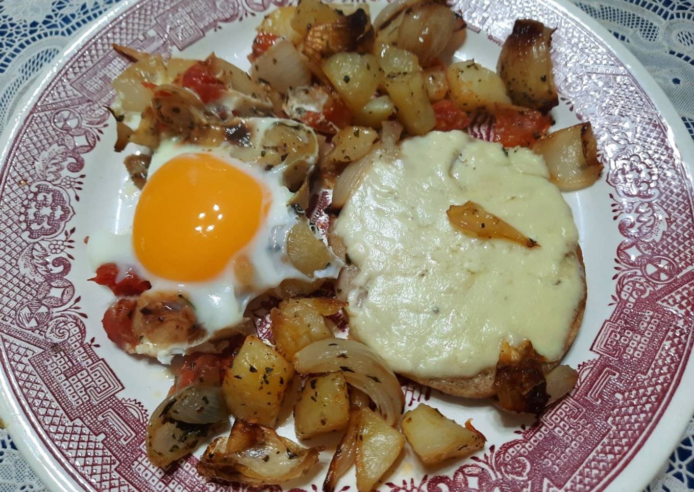 Hamburguesa al horno con papa, cebolla y huevo