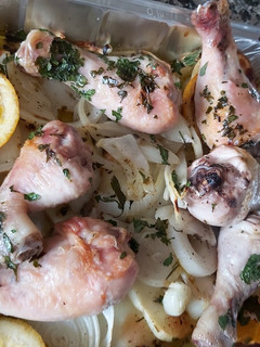 Una foto de Muslitos de pollo al horno con cebolla al curry