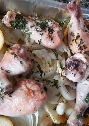 Una foto de Muslitos de pollo al horno con cebolla al curry