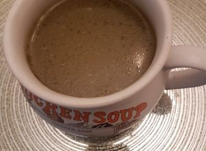 Una foto de Fondo oscuro = Sopa de verduras con carne