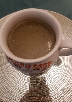 Una foto de Fondo oscuro = Sopa de verduras con carne