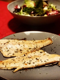 Una foto de Lubina a la plancha con aliño de ajo-perejil y ensalada variada