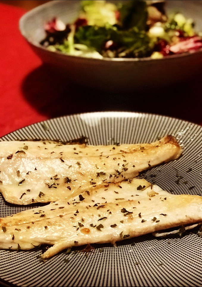 Una foto de Lubina a la plancha con aliño de ajo-perejil y ensalada variada