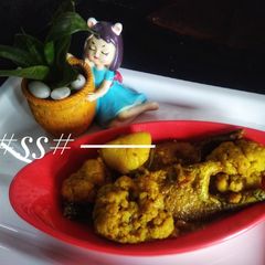 A picture of Cauliflower with Vetki fish curry.