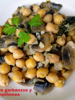 Una foto de Salteado de garbanzos y champiñones