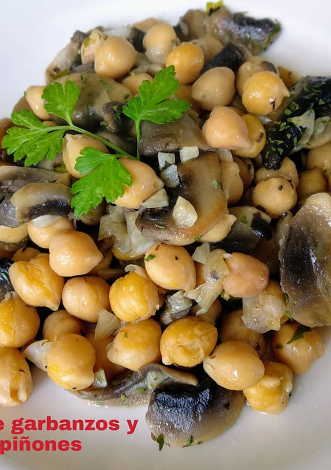 Una foto de Salteado de garbanzos y champiñones