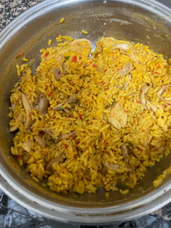 Una foto de Arroz amarillo con pollo