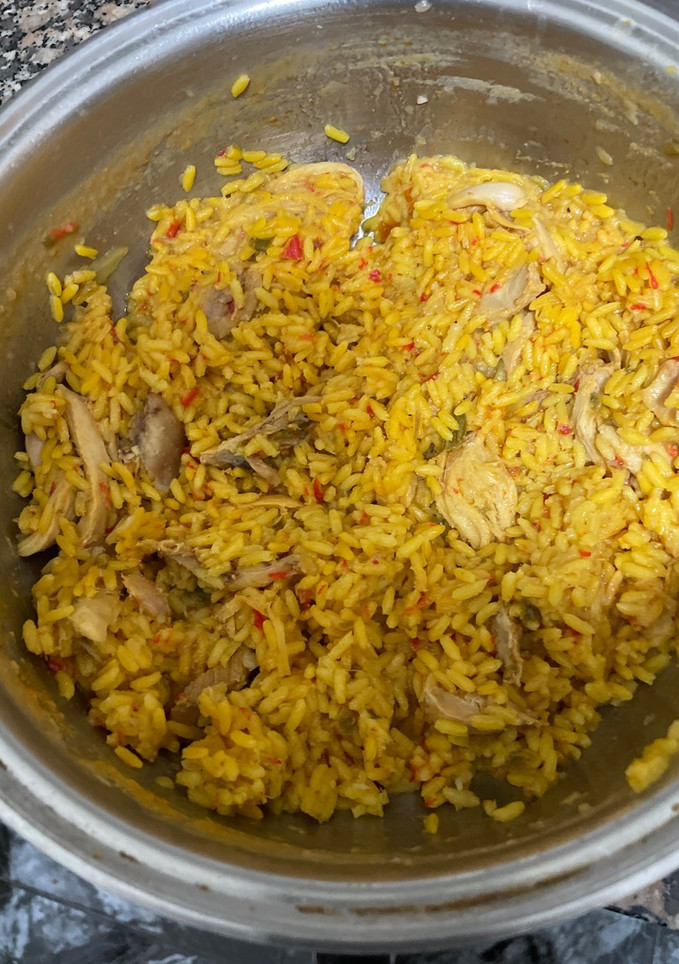 Una foto de Arroz amarillo con pollo