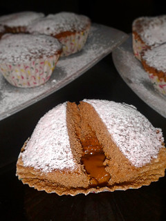 Una foto de Magdalenas de chocolate rellenas de dulce de leche!