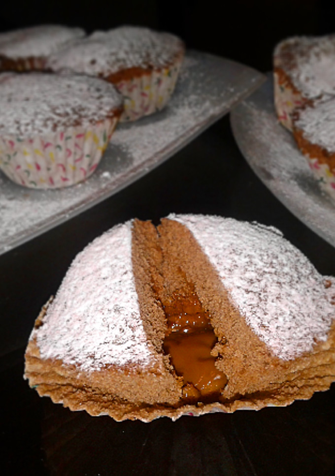 Una foto de Magdalenas de chocolate rellenas de dulce de leche!