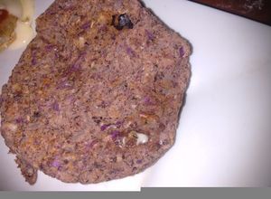 Una foto de Hamburguesa de porotos negros y repollo colorado