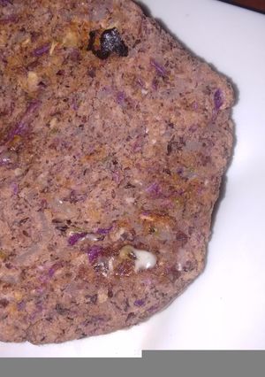 Una foto de Hamburguesa de porotos negros y repollo colorado