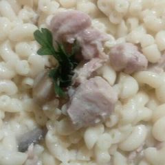 A picture of Creamy pasta.