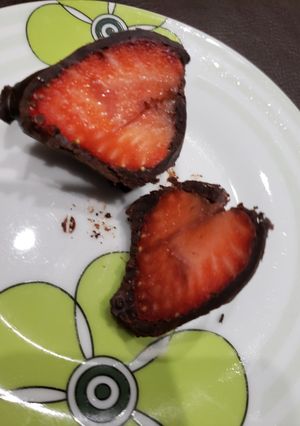 Una foto de Frutillas bañadas en chocolate low carb