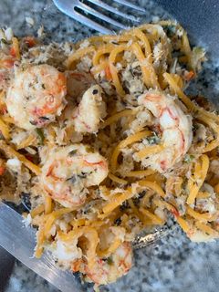 Una foto de Camarones salteado y fideos sin tacc