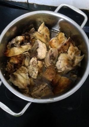 Hình của món Gà kho nước dừa.