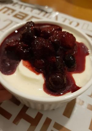 Una foto de Tarta fría de limón con reducción de frutos rojos