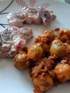 Una foto de Coles de Bruselas salteadas con jamón y pimentón de La Vera