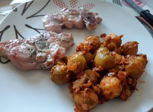 Foto principal de Coles de Bruselas salteadas con jamón y pimentón de La Vera
