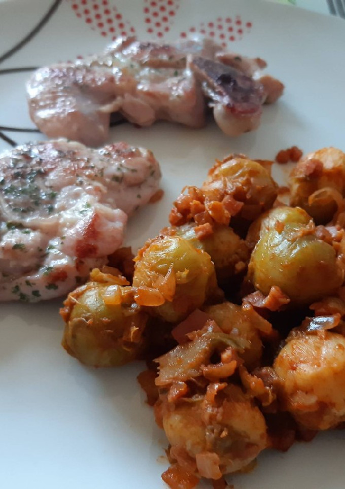 Una foto de Coles de Bruselas salteadas con jamón y pimentón de La Vera