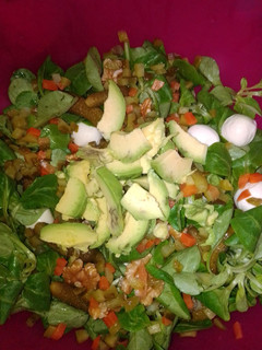 Una foto de Ensalada de canónigos con mozzarella y encurtidos